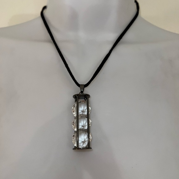 GORGEOUS CRYSTAL TRIO PENDANT ON LEATHER NECKLACE - Picture 2 of 4